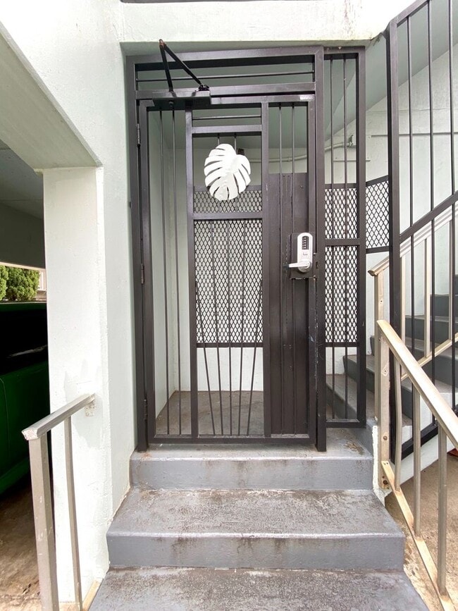 Building Photo - 1315 Heulu St
