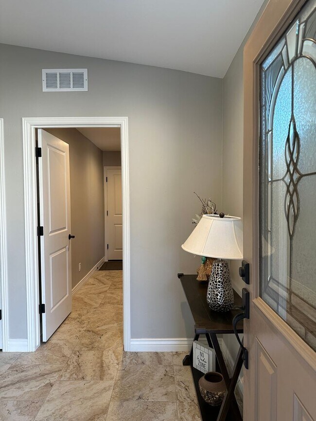 Building Photo - Winter Furnished Pool Home - Available Sep...