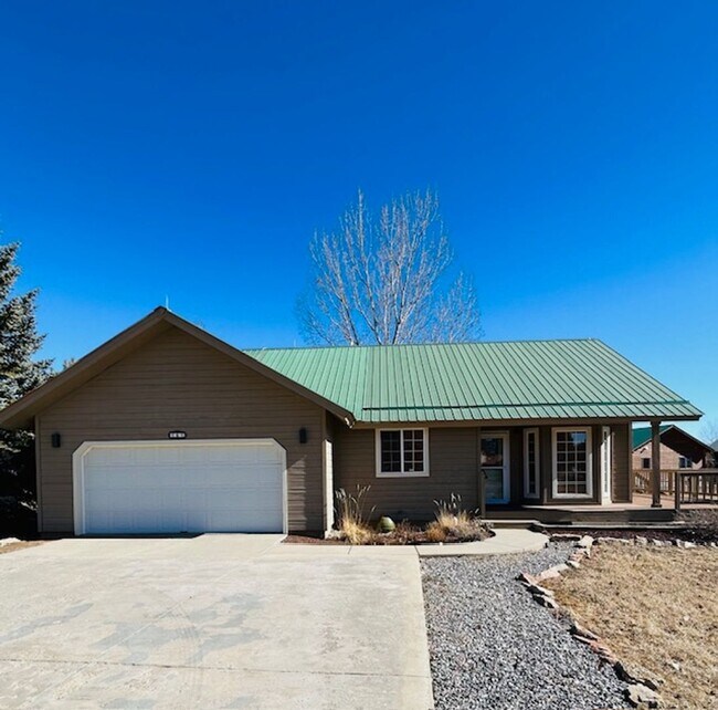 Foto del edificio - Stunning 3-Bedroom, 2-Bath Home with Lake Views!