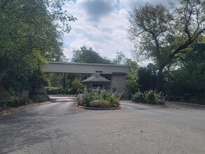Building Photo - 1482 Cliff Ct