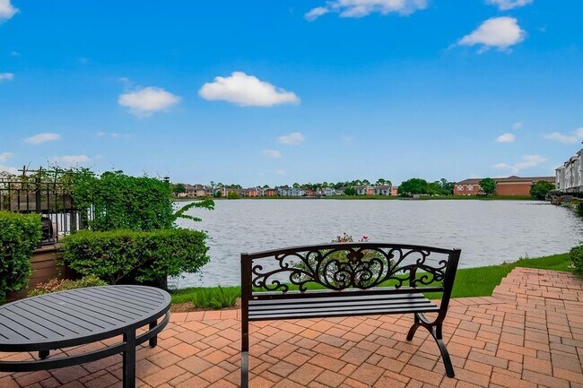 Foto del edificio - 8904 Lakeshore Bend Dr