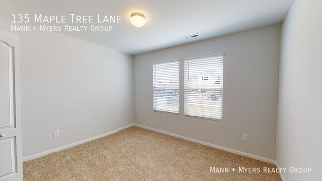 Foto del edificio - 135 Maple Tree Ln