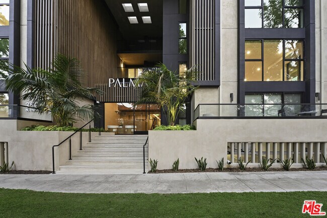 Foto del edificio - 350 N Palm Dr