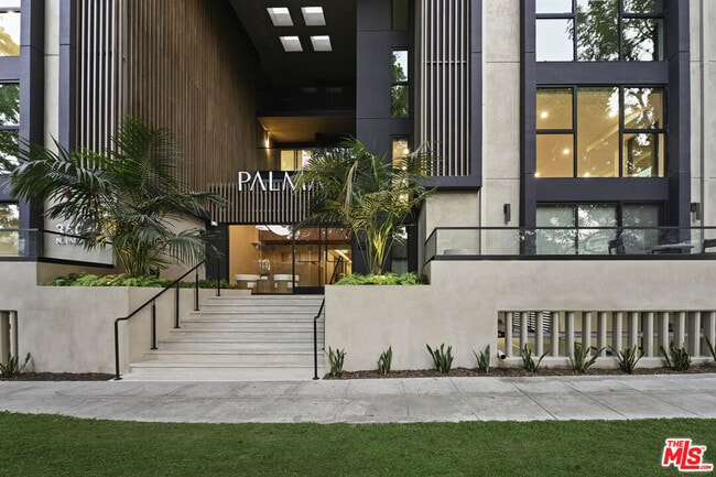Foto del edificio - 350 N Palm Dr