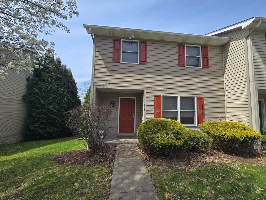 Beautifully Updated 3 Bedroom 2.5 Bathroom Townhouse - Golf Course View! - Beautifully Updated 3 Bedroom 2.5 Bathroom Townhouse - Golf Course View!