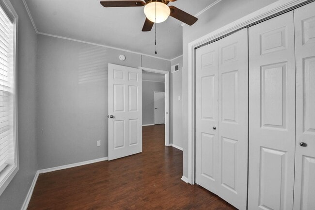 Building Photo - 1511 Broadmoor Dr