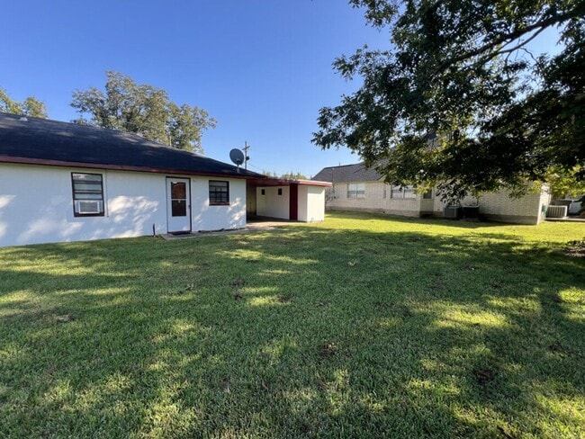 Building Photo - Charming 2 Bedroom Duplex on Sunshine Rd