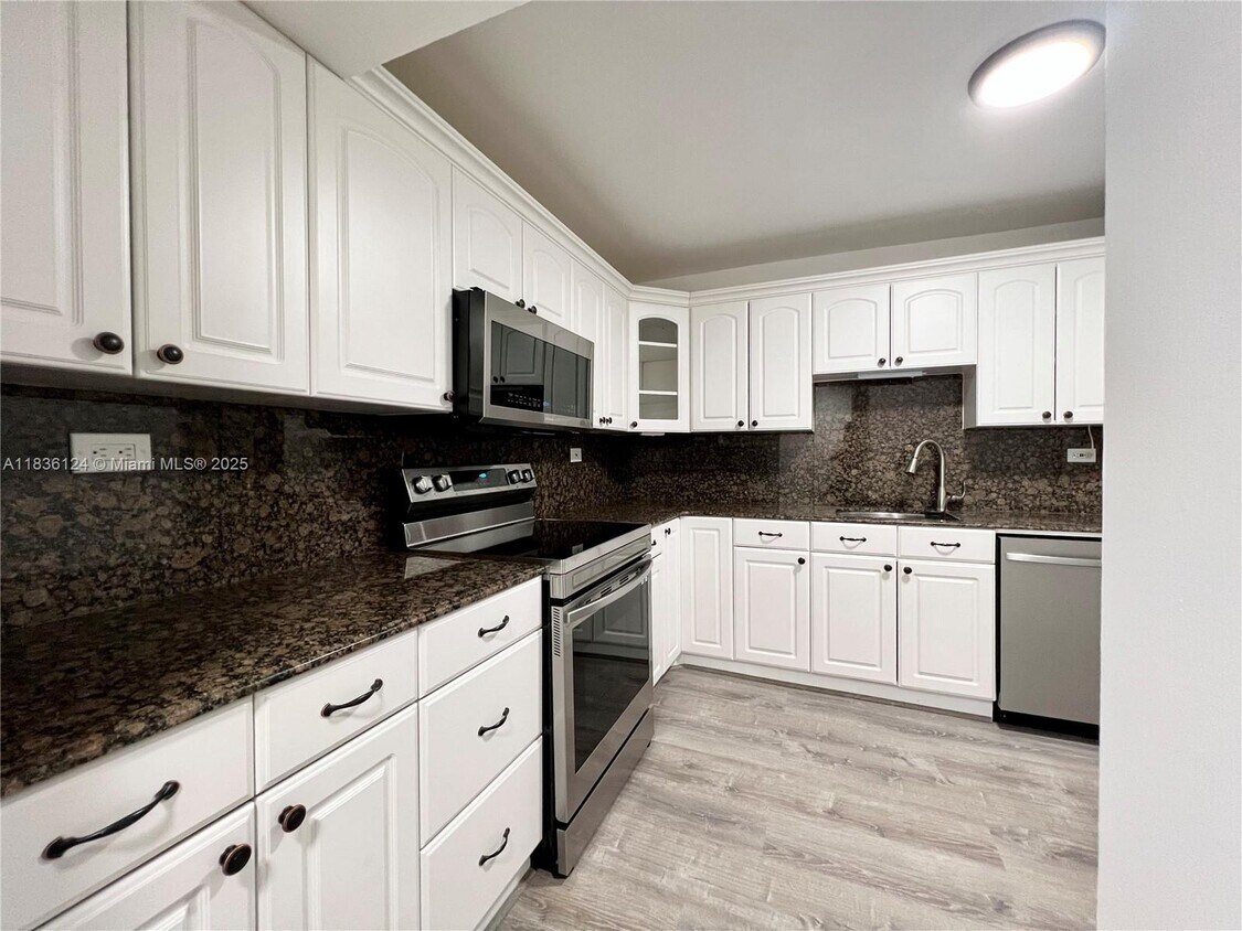 Foto principal - 6039 Collins Ave