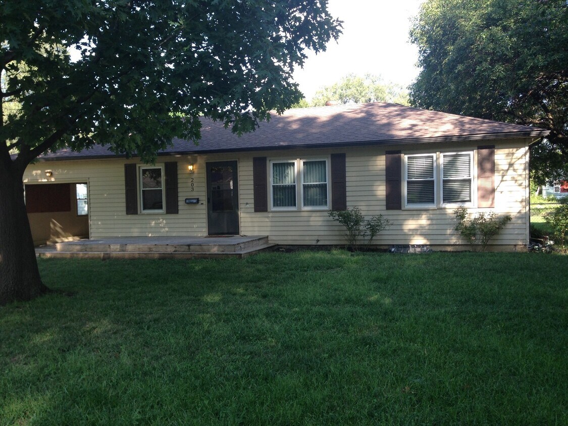 Primary Photo - 203 NE Beacon Ave