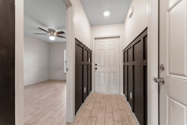 Foto del edificio - Large 3 bedroom 2 Bath Half Duplex with Ya...