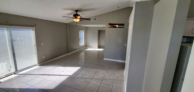 Foto del edificio - 2370 Harbor Town Dr