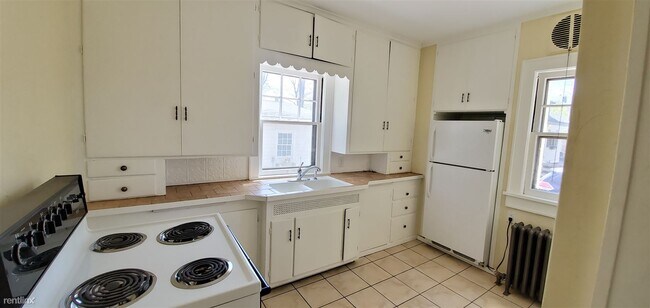 Foto del edificio - 1 br, 1 bath Apartment - 1037 Shawano Ave