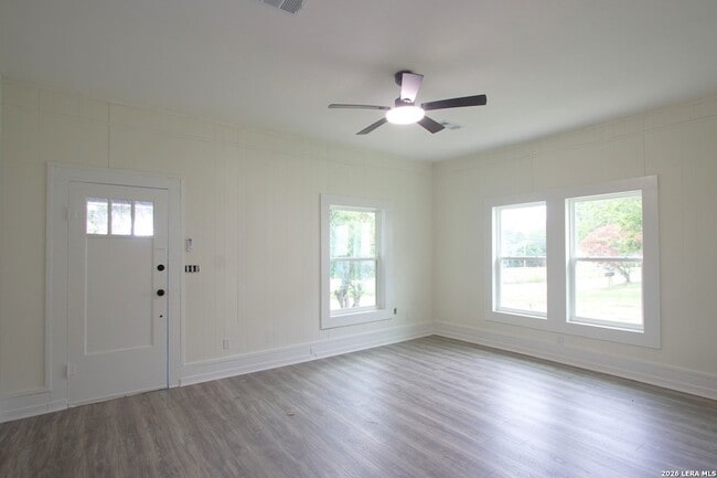 Building Photo - 106 N Pear St