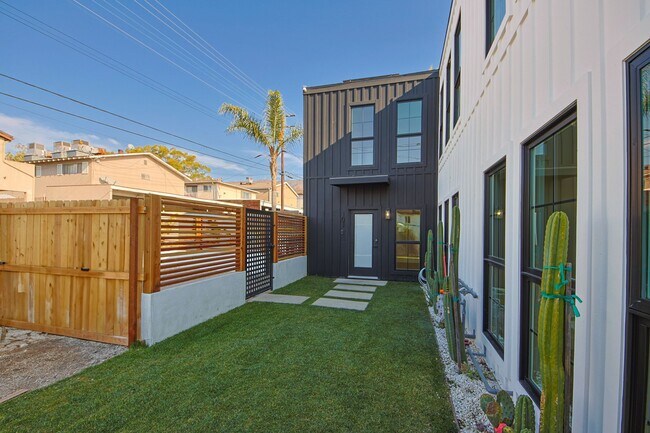 Foto del edificio - Luxury Living with Massive Private Yard in Downtown Burbank!