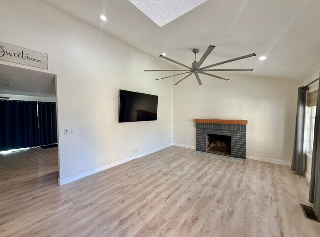 Building Photo - Quiet Cul de Sac Home in Gilroy