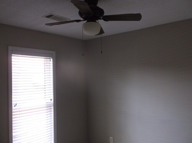 Building Photo - 10204 Morning Hill Dr