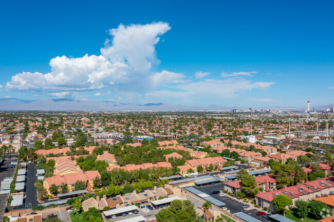 Building Photo - Villas At Flamingo