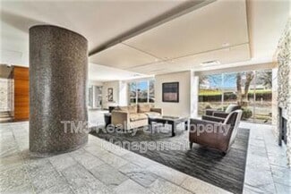 Building Photo - 600 E 8th St