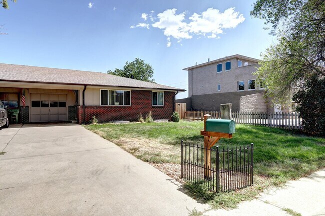 Foto del edificio - Lakewood! Walk to Belmar Town Center 3 bed...