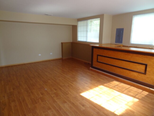 Foto del edificio - Beautiful & Very Spacious End Unit 2 bedro...