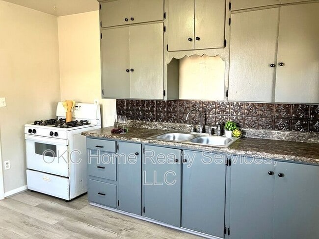 Building Photo - 137 SE 1st St