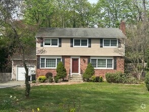 Building Photo - 61 View Acre Dr