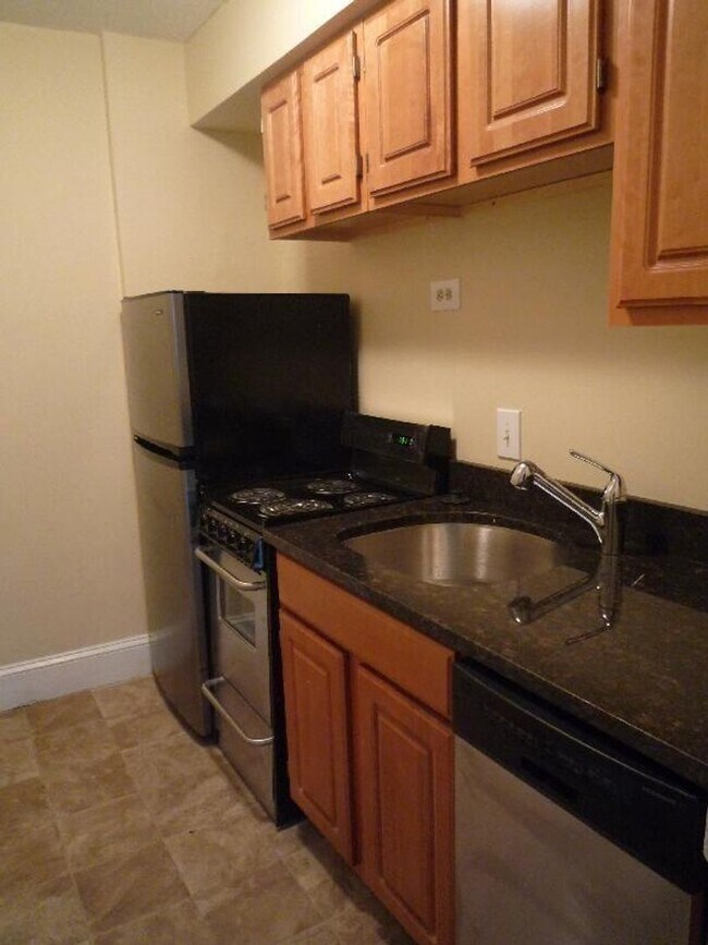 Foto del edificio - Boston's Kenmore neighborhood 1bed / 1bath available 11/1/2025
