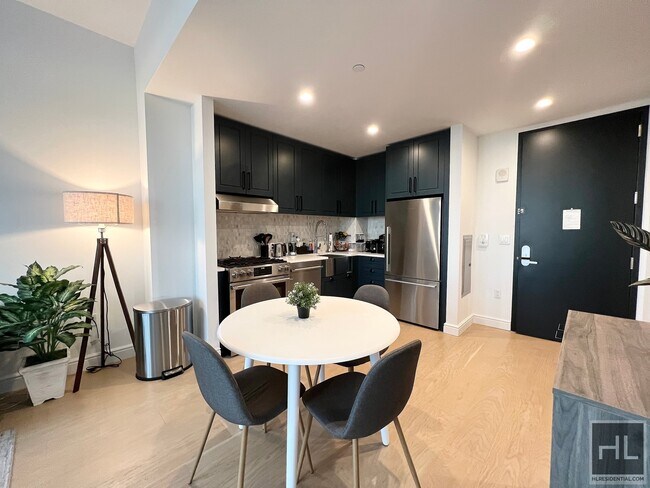 Foto del edificio - Clermont Avenue 1 BR Stunner with a View