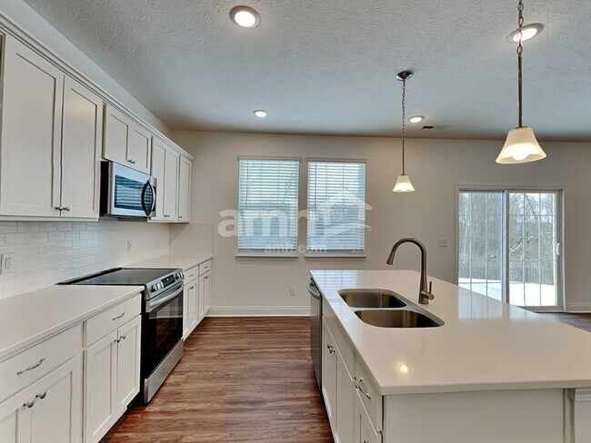 Building Photo - 886 Castor Dr
