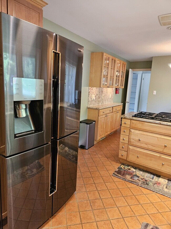 Foto del edificio - 3 Bedroom  Available June 8th  2026