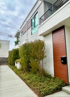 Side yard - 3877 Bentley Ave