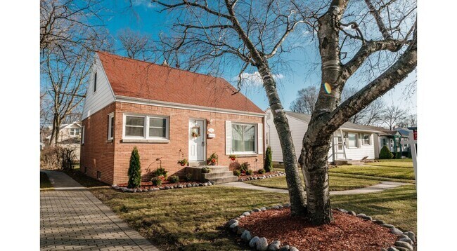 Building Photo - 5940 N Lydell Ave