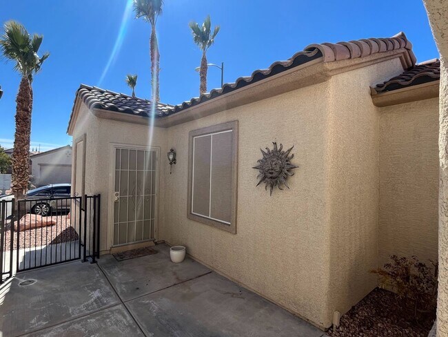 Foto del edificio - Stunning 3 bedroom 3 bath with Guest House in Sun City Anthem for 55+!