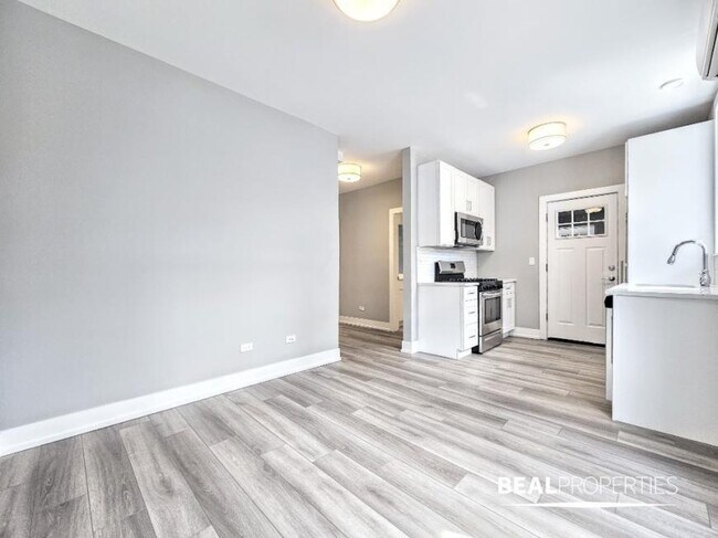 Building Photo - 2 bedroom in CHICAGO IL 60613