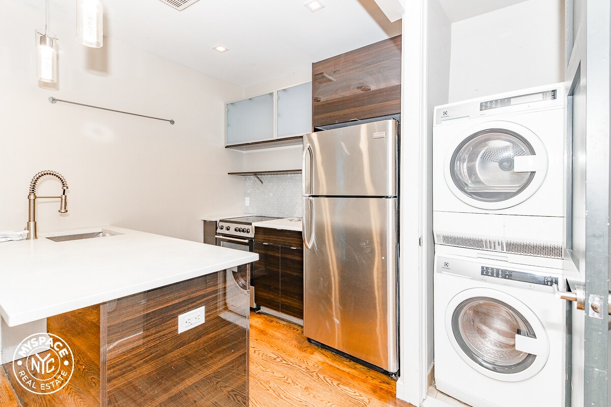 Primary Photo - 133 Leonard St