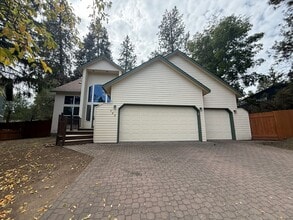 Building Photo - 795 NE Majesty Ln