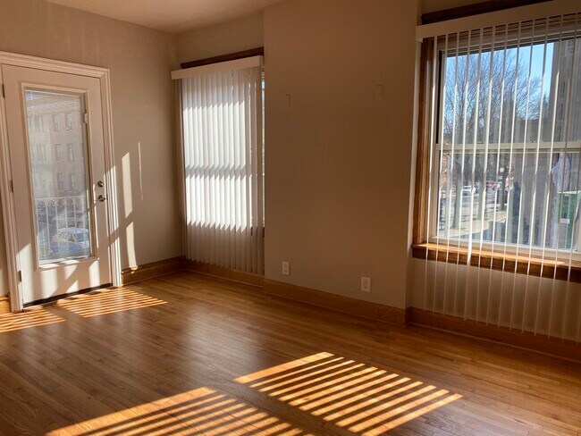 Foto del edificio - 1002 N Oakley Blvd