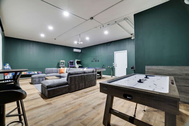 Building Photo - 320 Midland Ct