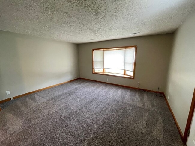 Building Photo - Two Bedroom House with 1 Car Garage in Gre...
