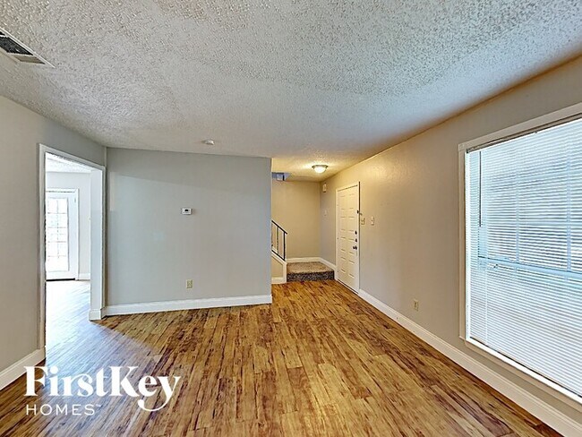 Foto del edificio - 4810 Glenvillage St