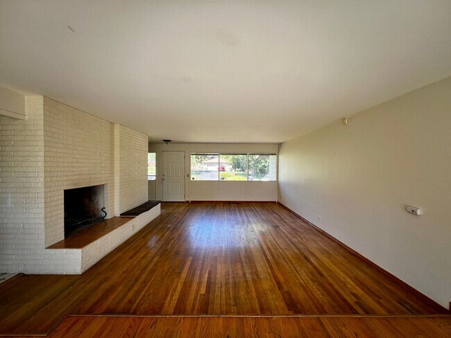Foto del edificio - Non-Refundable & Security Deposit Total: $...