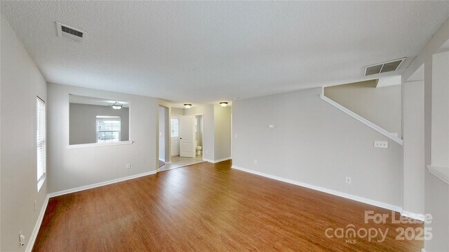 Foto del edificio - 8139 Deodora Cedar Ln