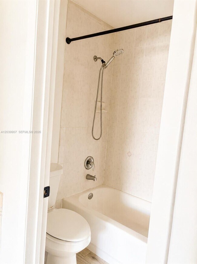 Foto del edificio - 8851 NW 119th St