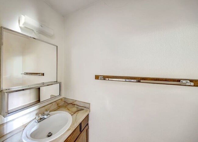 Building Photo - Corner Unit 2 Bedroom with Private Backyard & Master Bedroom Deck!