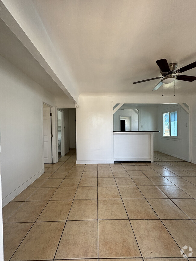 living room area - 3403 Montclair St