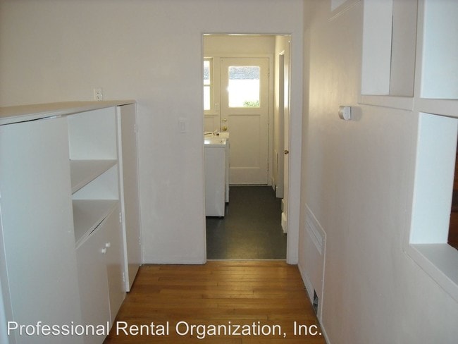 Building Photo - 1020 Azuar Ave