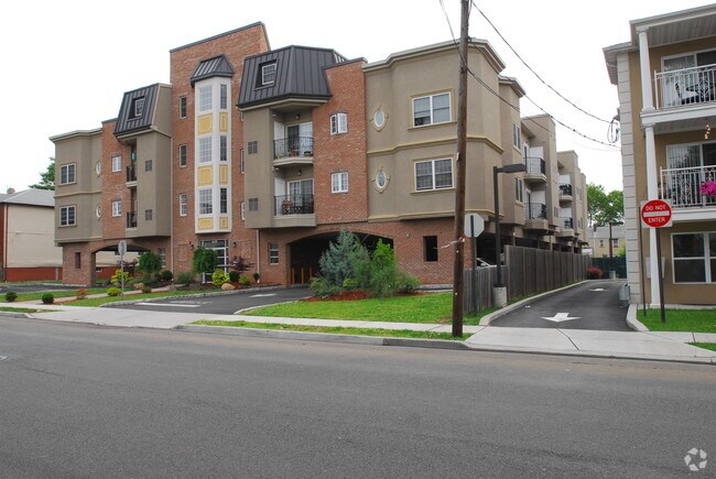 Building Photo - Maple Bay Estates