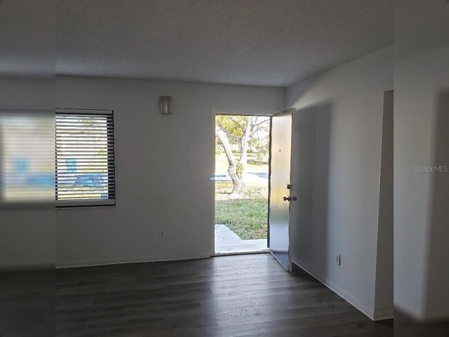 Building Photo - 4486 Yorkshire Ave