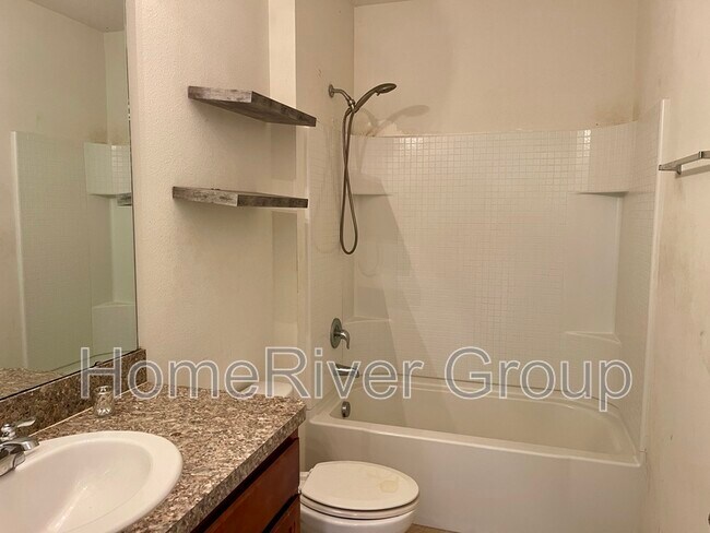 Foto del edificio - 513 Squires Grove Dr