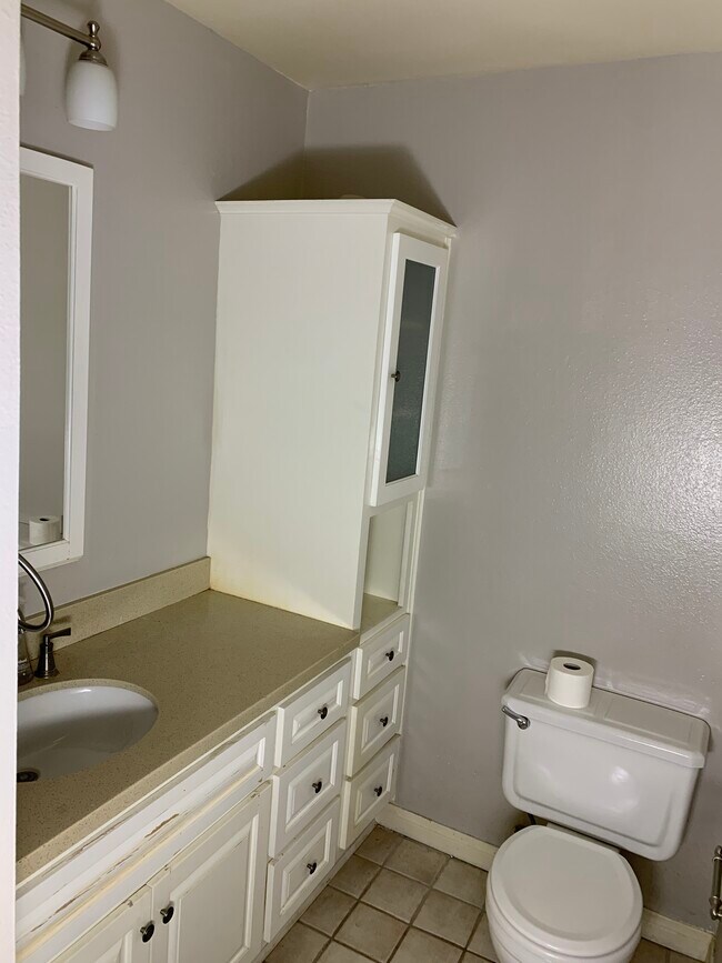 Guest Restroom - 4714 Park Granada